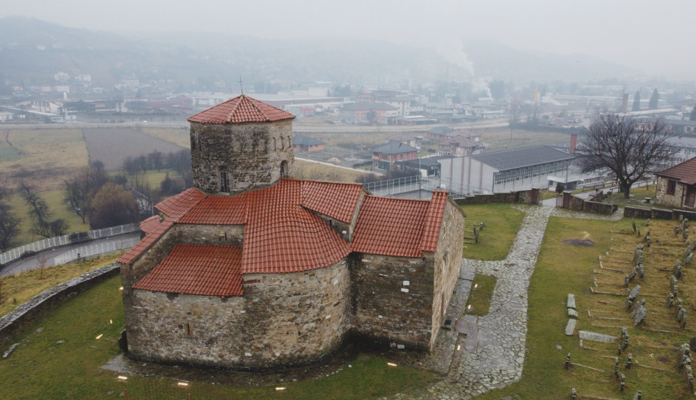 NAJSTARIJA CRKVA U SRBIJI U KOJOJ SE KRSTIO SVETI SAVA Posvećena apostolima Petru i Pavlu, veličanstvena lepota našla je svoje mesto na UNESCO listi svetske baštine