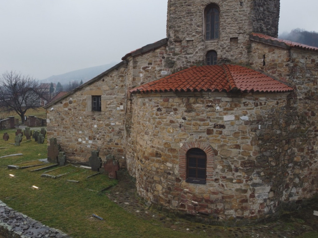 NAJSTARIJA CRKVA U SRBIJI U KOJOJ SE KRSTIO SVETI SAVA Posvećena apostolima Petru i Pavlu, veličanstvena lepota našla je svoje mesto na UNESCO listi svetske baštine