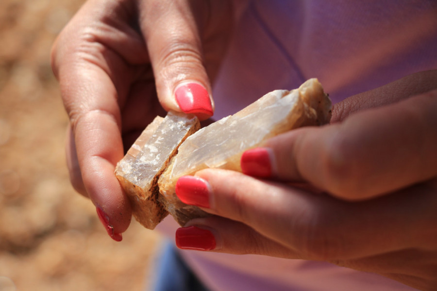 NALAZIŠTA POLUDRAGOG  KAMENA  NA JUGU SRBIJE  Grnčari ga koriste u izradi posuđa koje nema premca