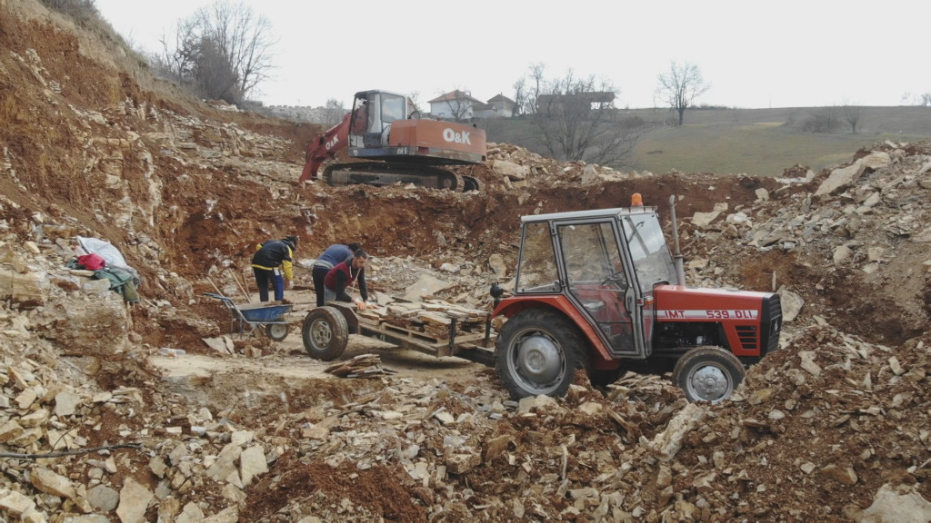 NALAZIŠTA POLUDRAGOG  KAMENA  NA JUGU SRBIJE  Grnčari ga koriste u izradi posuđa koje nema premca