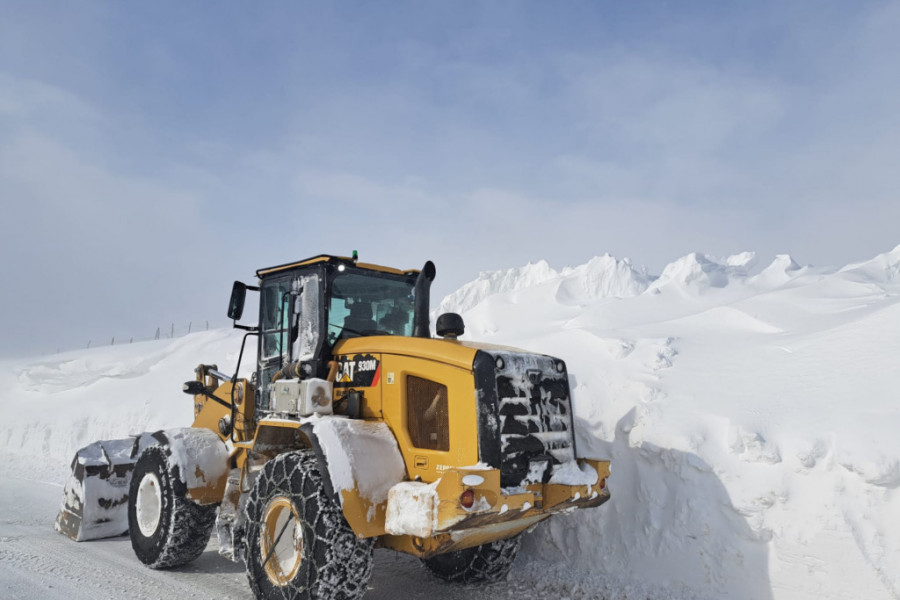 Probijene snežne blokade do zavejanih novovaroških sela, meštani pomagali i čistili puteve uz pomoč traktora sa vozama