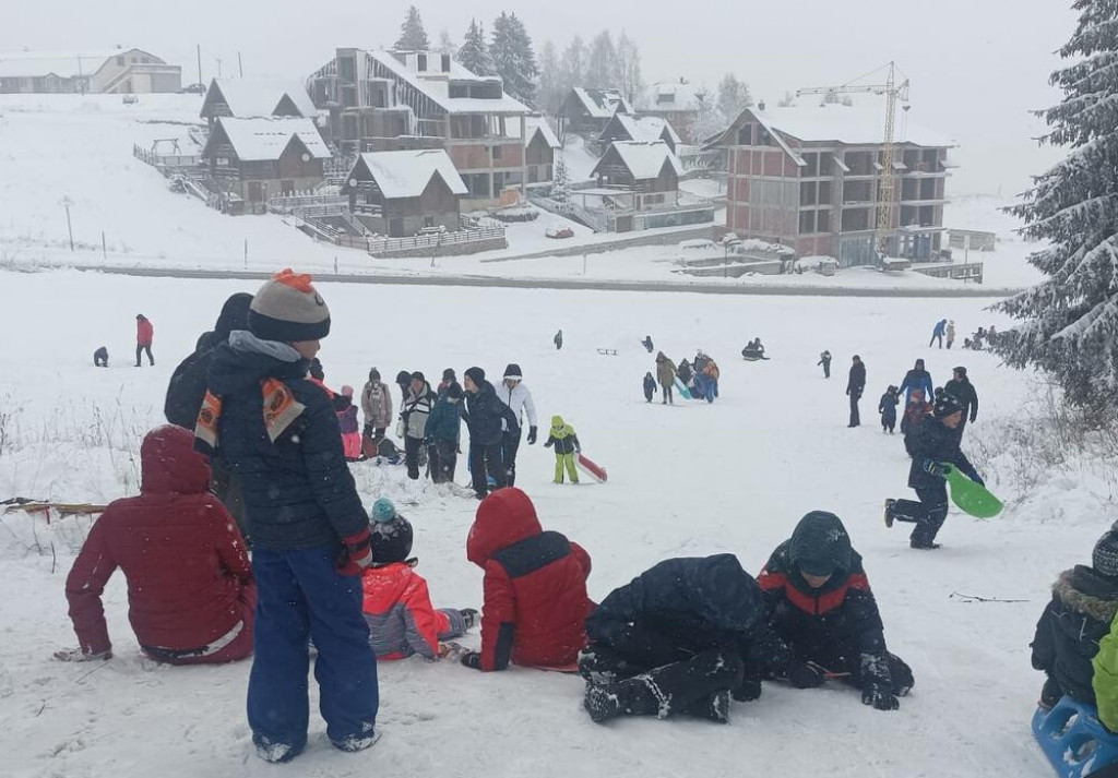 Srpski biser u februaru konačno zasijao punim sjajem: Planina Zlatar puna kao oko, smučari uživaju na dve staze a cena ski-pasa skoro tri puta jeftinja nego na Kopaoniku