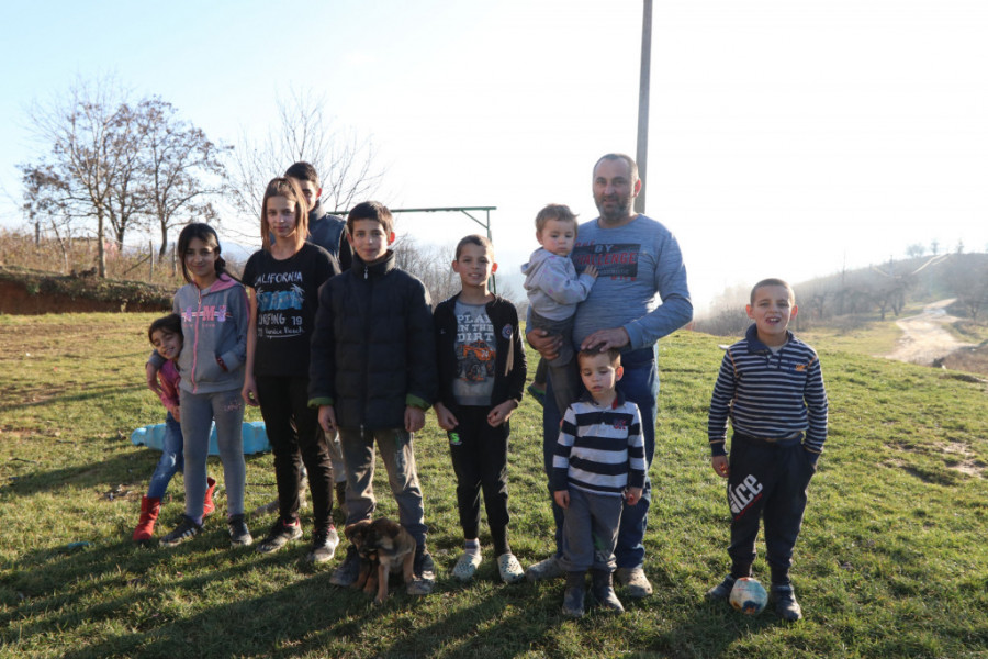 Za 12 godina braka dobili su 12 dece: Marija i Predrag su roditelji heroji iz sela Mirosaljci kod Arilja, mesečno im treba preko 1.000 evra samo da bi se svi prehranili