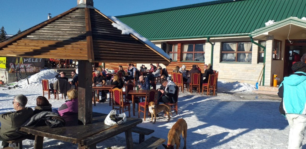 Na Zlatiboru se čeka slobodno mesto u kafiću, domaća kafa 150 a čuvena komplet lepnja 400 dinara