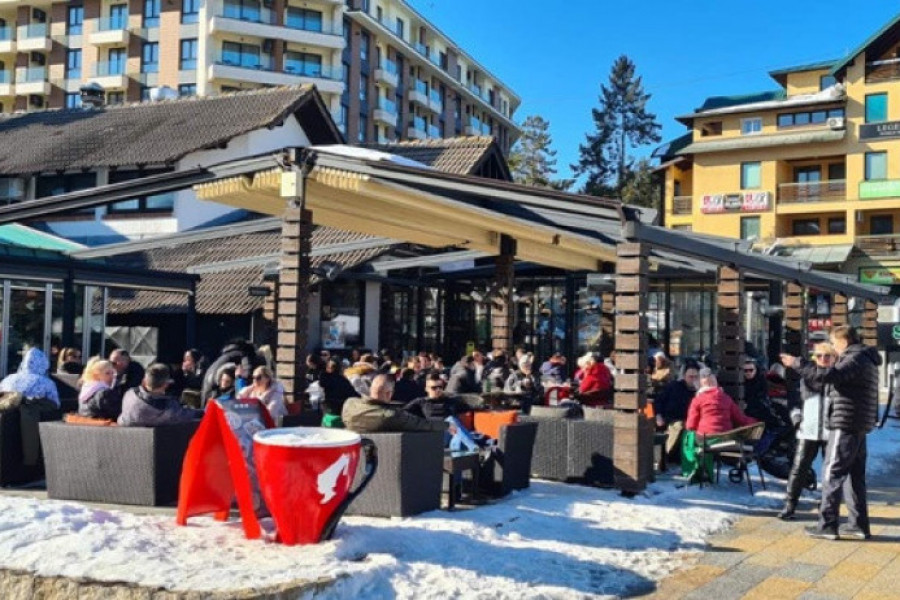 Na Zlatiboru se čeka slobodno mesto u kafiću, domaća kafa 150 a čuvena komplet lepnja 400 dinara