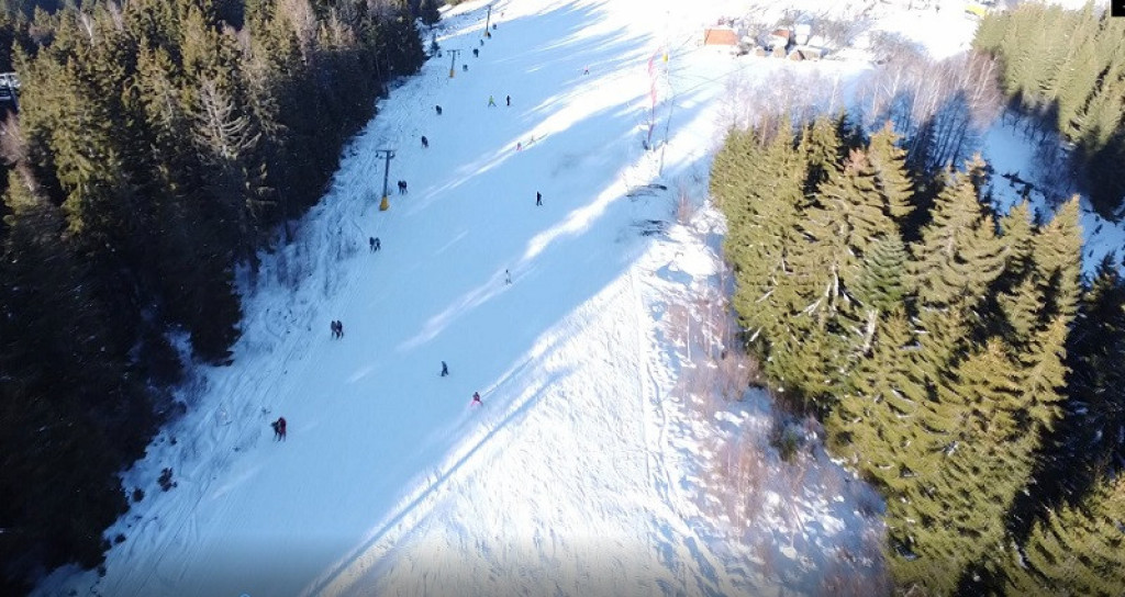 Srpski biser u februaru konačno zasijao punim sjajem: Planina Zlatar puna kao oko, smučari uživaju na dve staze a cena ski-pasa skoro tri puta jeftinja nego na Kopaoniku