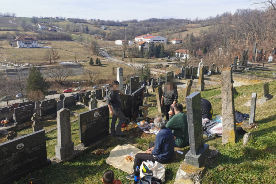 SUTRA SU MIHOLJSKE ZADUŠNICE: Evo šta bi trebalo da nosite NA GROBLJE, a šta U CRKVU!