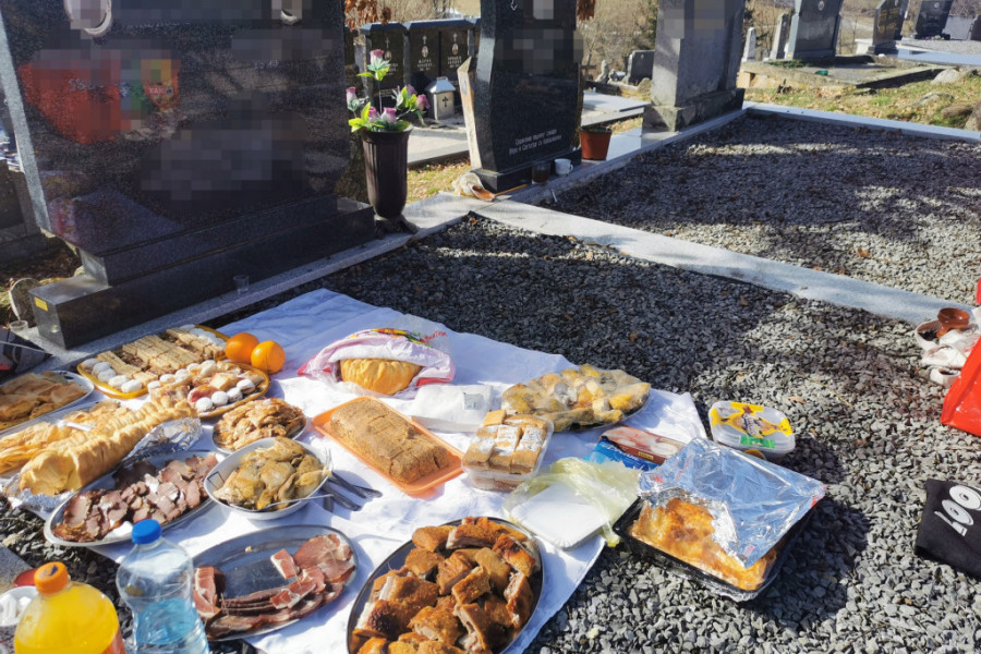 Obilje hrane se juče iznosilo na grobove, ali to je potpuno pogrešno: Etnolog otkriva kako bi zapravo trebalo da se obeleže Zadušnice, samo jednu stvar je neophodno poneti