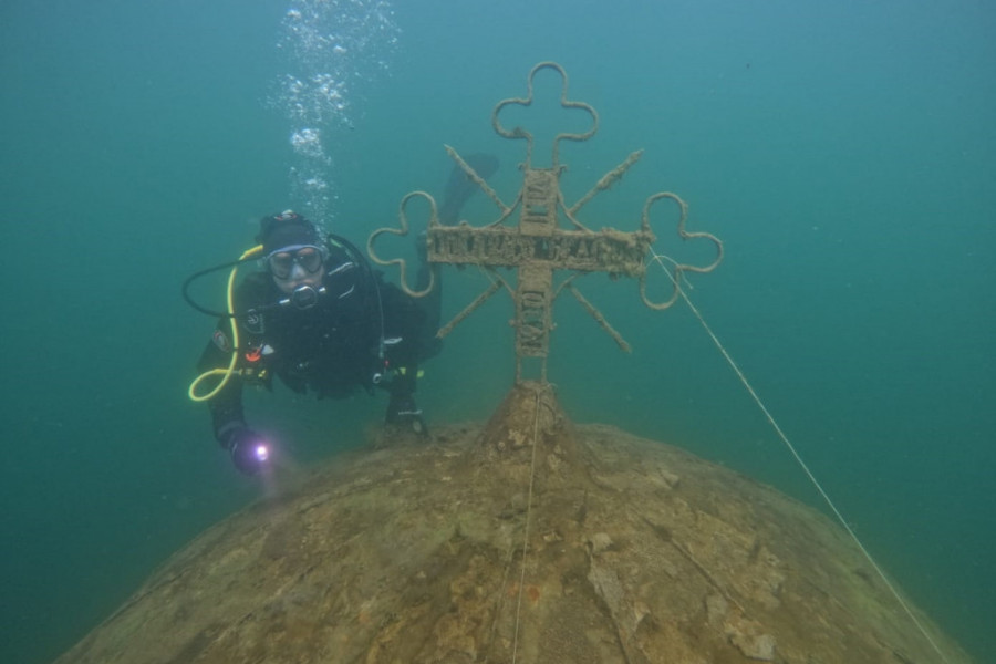 Poslednja upaljena sveća stoji uspravno u svetinji potopljenoj pre sedam godina, ronioci iz Čačka snimili unutrašnjost Valjevske Gračanice