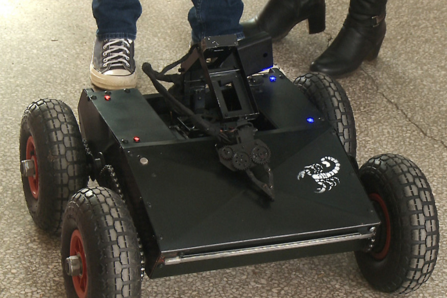 Blizanci (18) napravili višenamenskog robota, robotikom se bave od osnovne škole