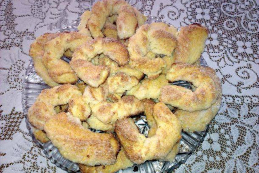 KOLAČI U OBLIKU POTKOVICE SA ZRNIMA KUKURUZA Zovu ih „todorčići„ ili "kopitnjak" i prave se na Čist četvrtak radi zaštite ljudi i useva