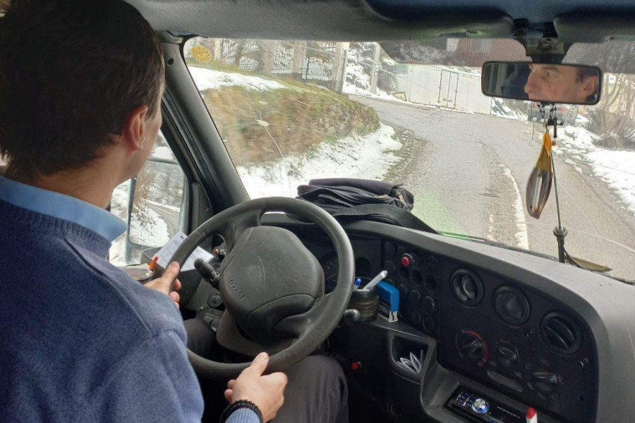 Miodrag vozi đake iz udaljenih ljubovijskih sela u školu, mladi vozač svoj autobus ne bi menjao ni za direktorsku fotelju