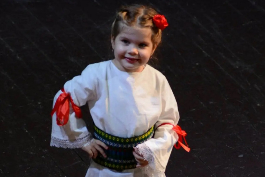 Jana ima tri godine i najmlađa je članica Kulturno-umetničkog društva iz Topole, već je imala svoj prvi folklorni nastup