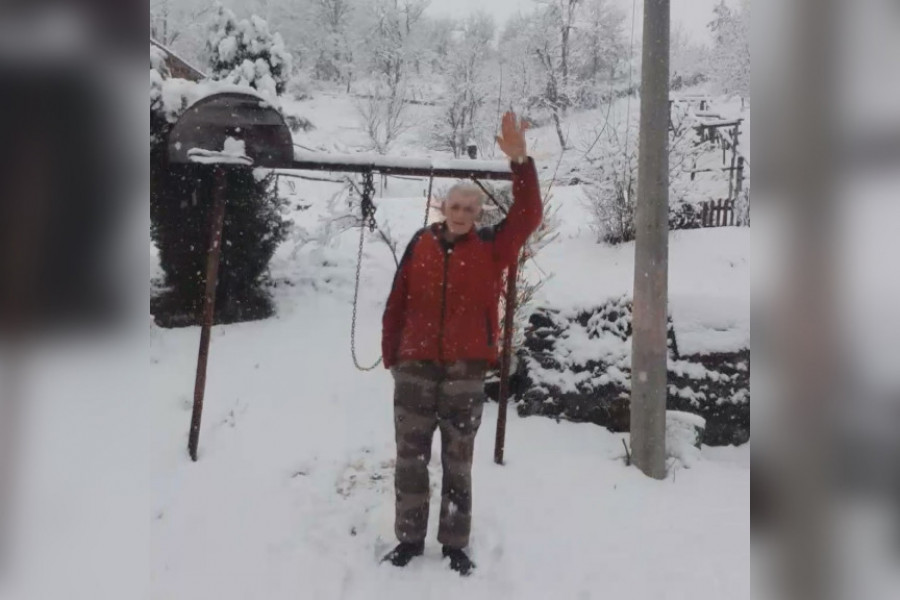 DEDA VIDE SA MOKRE GORE POKAZUJE OMLADINI STARE SRPSKE OBIČAJE Sneg veje, deda se ljulja i sve to snima sa svojim selfi-štapom