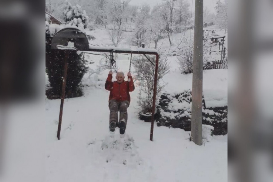 DEDA VIDE SA MOKRE GORE POKAZUJE OMLADINI STARE SRPSKE OBIČAJE Sneg veje, deda se ljulja i sve to snima sa svojim selfi-štapom