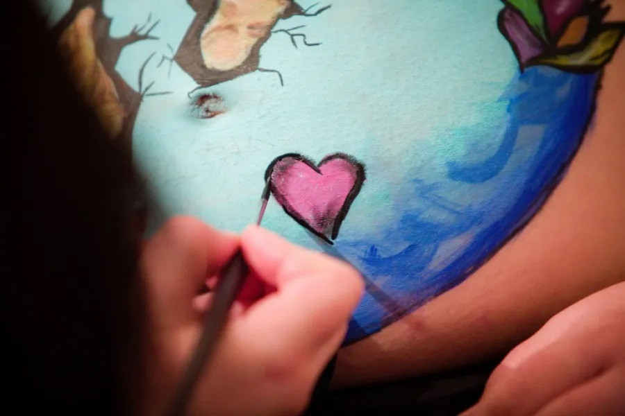 Najlepša šarena uspomena iz trudničkih dana: Dok Nataša oslikava motive na maminom stomaku, beba se pomera