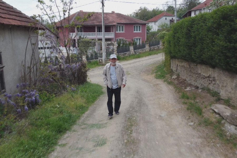 Čovek genije iz sela Mala Sugubina kod Trstenika, njegov IQ je 203:  Jedini je primljen u tim nekadašnje "Zastave" bez dana radnog staža