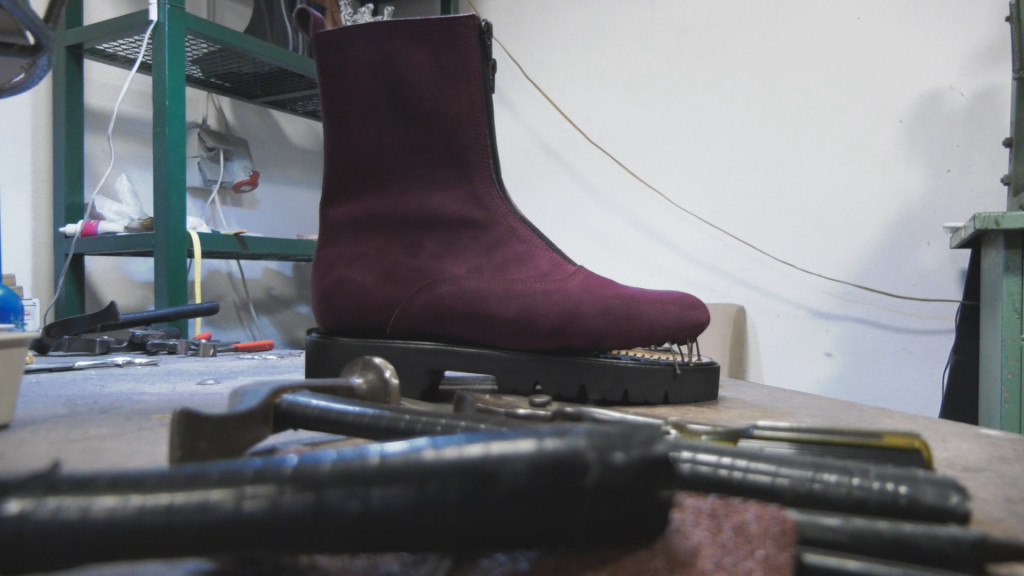 Ristići iz Topole preko 70 godina čuvaju porodičnu tradiciju, prvo pravili čizme oficirke a sada unikatne kožne komade obuće