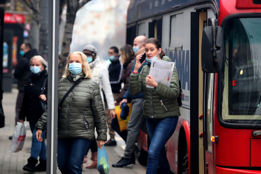 NEOBIČNA SCENA U BEOGRADU O KOJOJ SVI PRIČAJU Čovek u radničkom odelu ušao u bus, seo pored žene, a ono što je onda rekao izazvalo je lavinu komentara (FOTO)