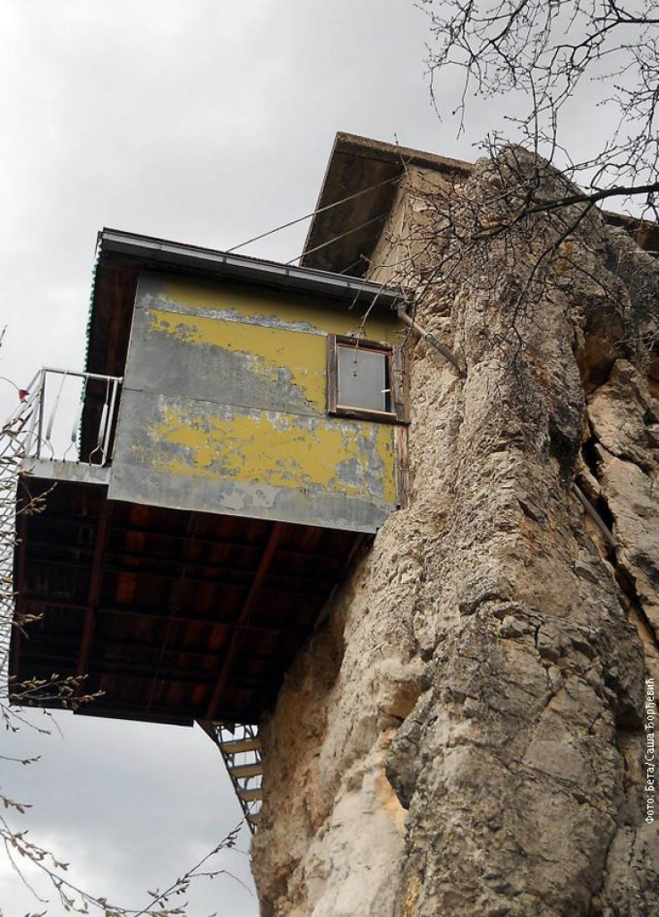 JEDINSTVENA GRAĐEVINA U SRBIJI: Na 12 metara visine ČARDAK NI NA NEBU NI NA ZEMLJI, a priča o njenom vlasniku je tek neverovatna!