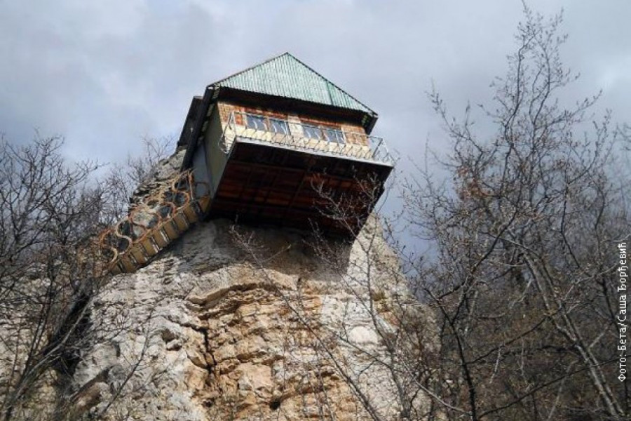JEDINSTVENA GRAĐEVINA U SRBIJI: Na 12 metara visine ČARDAK NI NA NEBU NI NA ZEMLJI, a priča o njenom vlasniku je tek neverovatna!