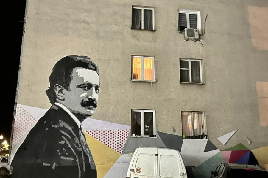 MAJDANPEK-GRAD MURALA U centru grada vas pogledom prate veliki Tesla i Nušić