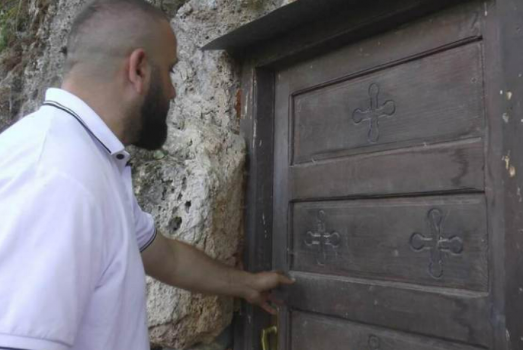 MISTERIJA VELIKE SVETINJE UKLESANE U STENI BLIZU TUTINA: Sada za ovo mesto, koje čini čuda, samo retki znaju (FOTO)