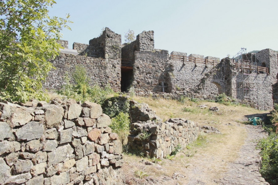 Misteriozno i veličanstveno srpsko mesto iz bajke u Dolini jorgovana: Tvrđava Maglič uporno odoleva vekovima