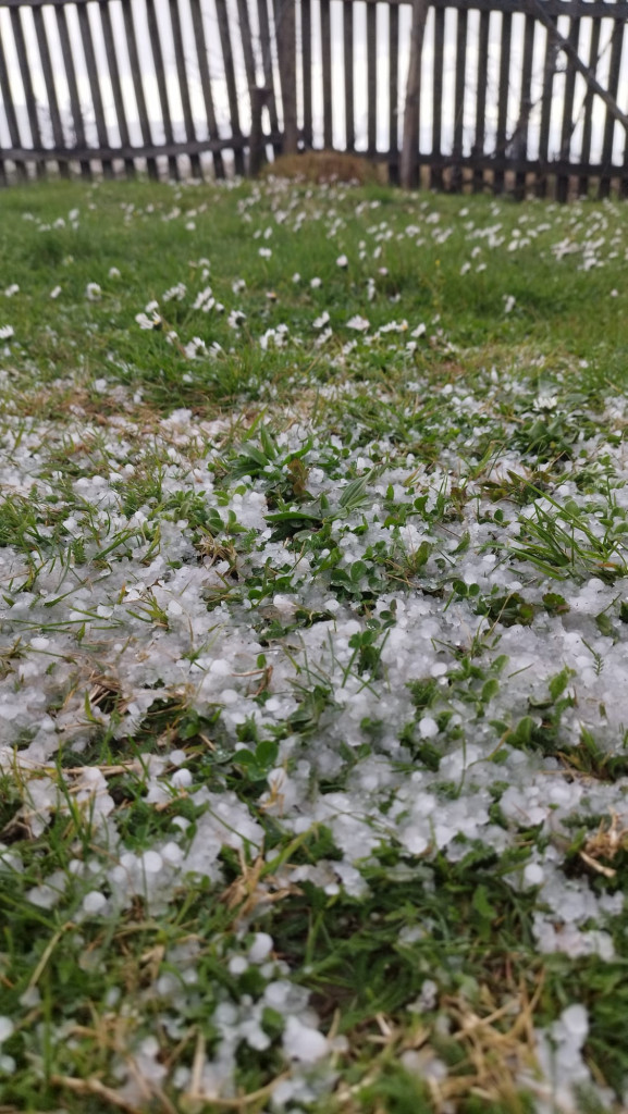 SAMO SE ODJEDNOM SMRKLO Jako olujno nevreme praćeno gradom pogodilo sela u ovom kraju Srbije