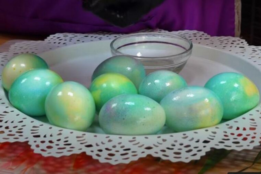 BOJE SU MAGIČNE Evo kako da ofarbate jaja sodom bikarbonom, vaša trpeza će sijati (VIDEO)