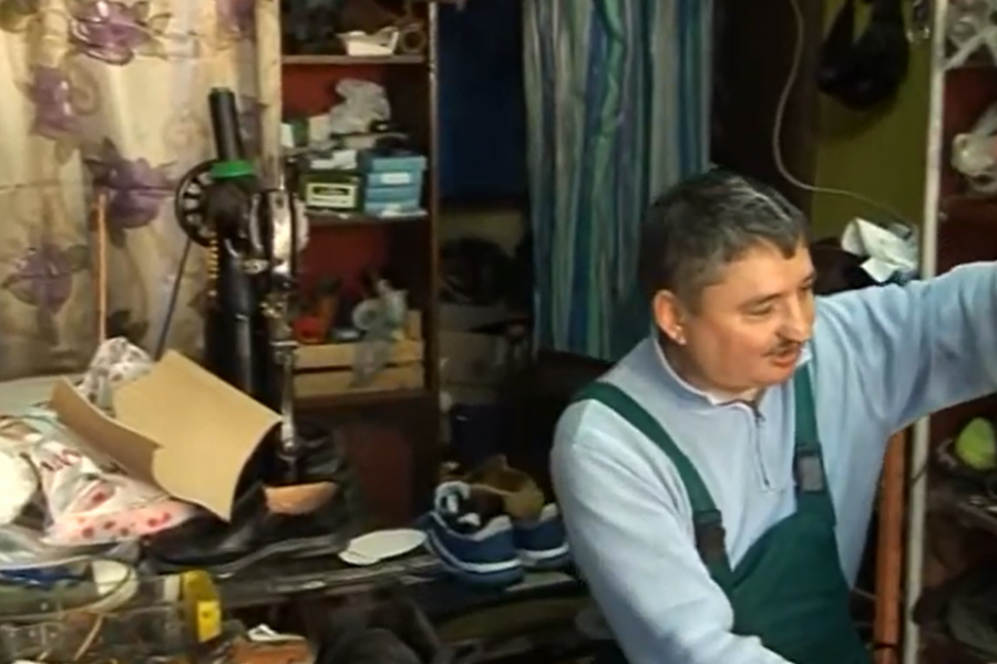 Majstor Peka je jedan od poslednjih opančara u Srbiji: Njegove "pertlaše" nose i poslanici u srpskom parlamentu