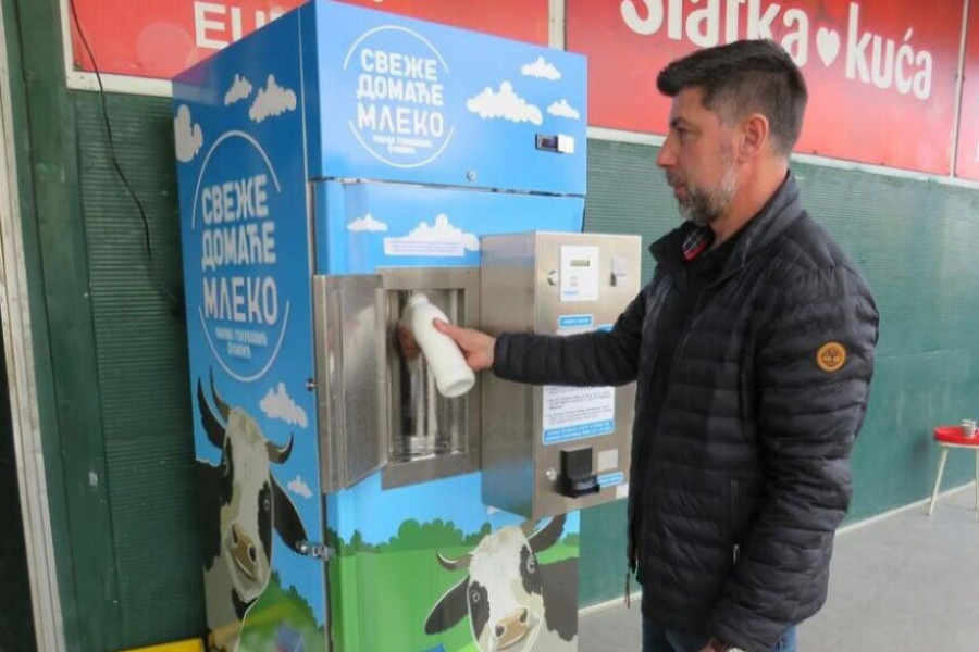LITAR SVEŽEG MLEKA ZA 150 DINARA Postavljen prvi mlekomat u Kragujevcu
