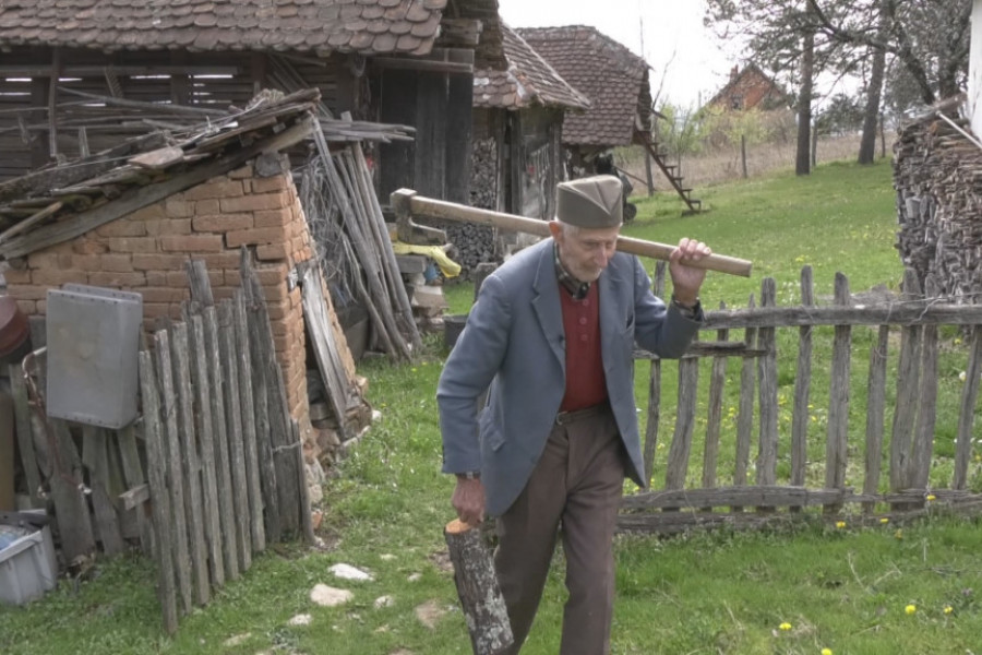 Fenomen iz Dudovice sa dva imena, Tita nadživeo za skoro 40 godina: Deda Radovin napunio 100 godina, sam sebi napravio sanduk i krst (FOTO)