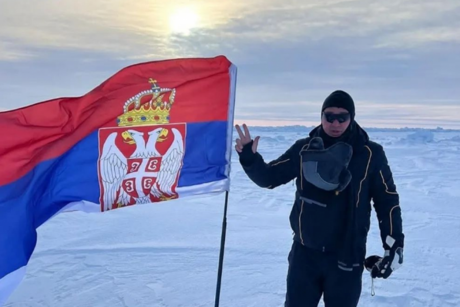 ISTORIJSKI PODVIG, ZAVIJORILA SE TROBOJKA! Srđan Lolić je prvi Srbin koji je postavio našu zastavu na Arktiku, kontinent na koji Srbi mogu da sanjaju da odu (FOTO)
