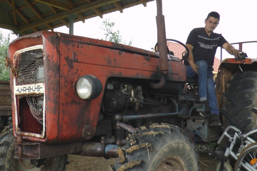 Milenko je živa legenda suvoborskog kraja: Potpuno nepokretan i u kolicima svakodnevno popravlja automobile i radi teške seoske poslove