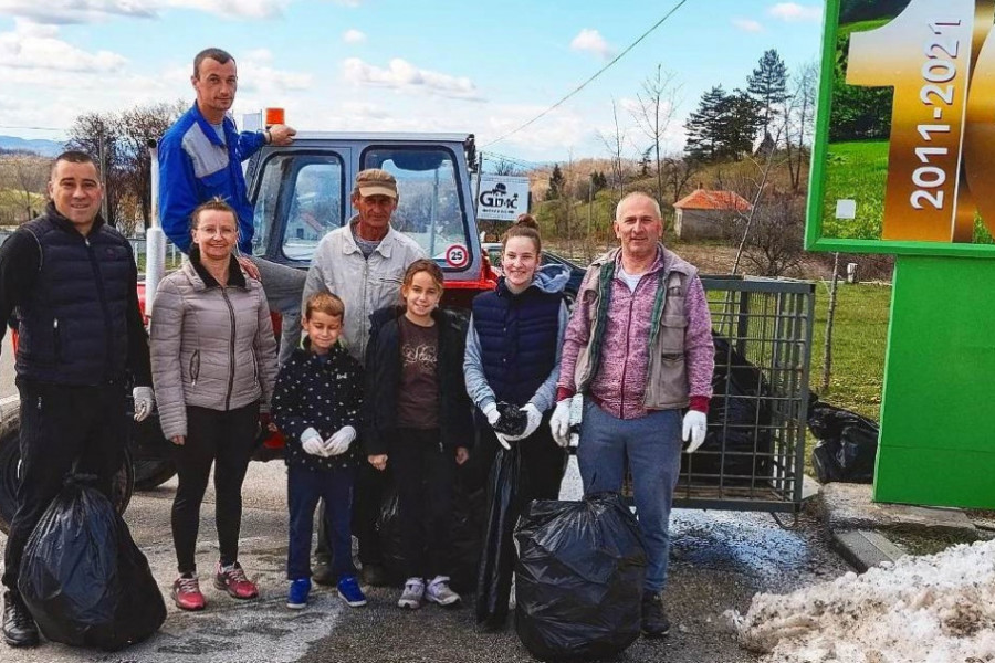Smeće kupi deda, a kupim i ja: Meštani Rudnika ujedinili se u akciji čišćenja svoje varošice