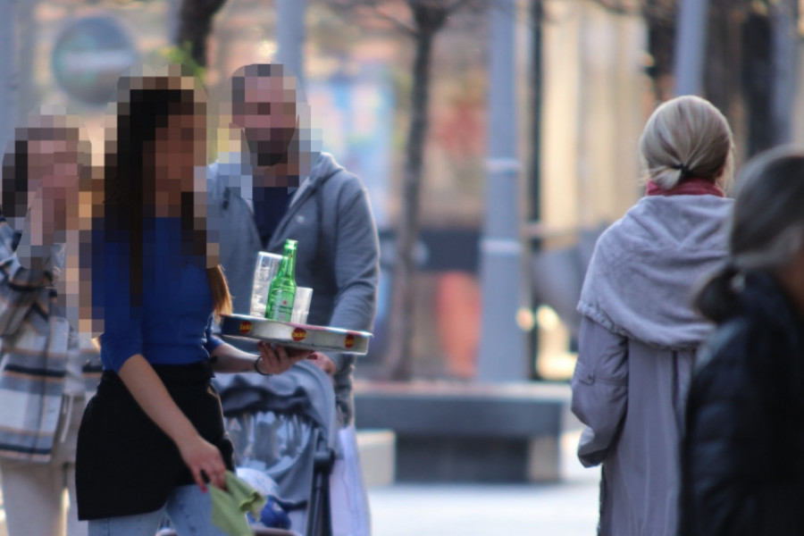 Konobar otkrio da ga JEDNA NAVIKA gostiju najviše IZLUĐUJE, a mnogi je nisu svesni: "Prestanite to da radite, iritantno je"