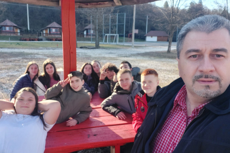 Neverovatan gest osmaka u selu Pranjani, svom razrednom priredili rođendansko iznenađenje koje će zauvek pamtiti: Velimir poznatiji kao "tičer Velja" jedva je sakrio suze radosnice (FOTO)