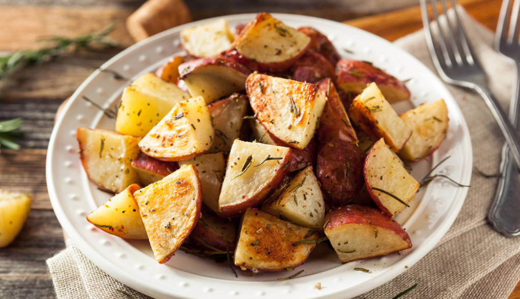 Krompir po RECEPTU GRČKIH PRAVOSLAVNIH MANASTIRA je rajski ručak čiji ukus ne može da se zaboravi: Lako se sprema i potrebno vam je samo OVO