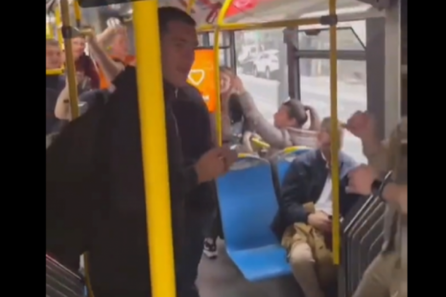KAKO KLINCI U SRBIJI DANAS MUVAJU DEVOJKE? Scena u autobusu podelila Srbe