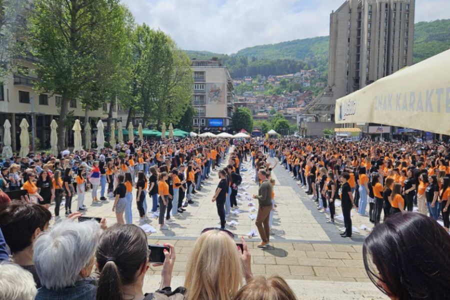 BELI KIŠOBRANI I LUDI LETNJI PLES, iz ovog grada POSLATA NAJLEPŠA SLIKA: Bravo deco, ovako se predstavlja mladost Srbije! (FOTO)