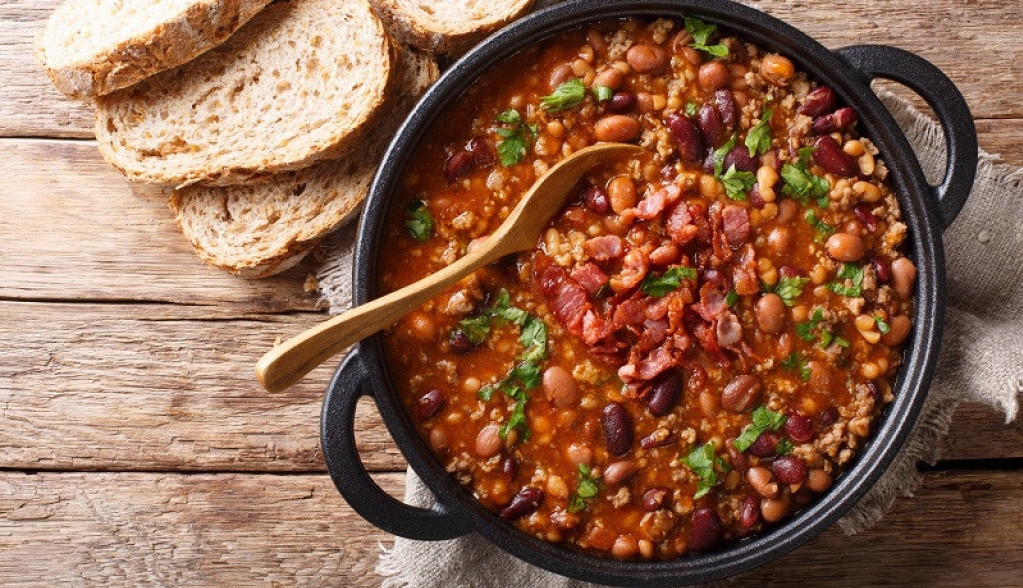 MNOGI SU ZABORAVILI OVAJ RECEPT, A NE POSTOJI BOLJI OD NJEGA Napravite "pijani pasulj" koji će vas ostaviti bez teksta, jedan sastojak je ključan