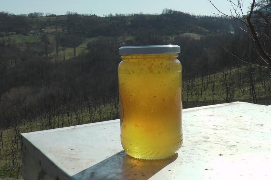 Po košnici dobijemo oko 40 kilograma meda: Slavoljub iz sela Stupčevići kod Arilja ne odustaje od pčelarstva iako loši vremenski uslovi umanjuju prinose