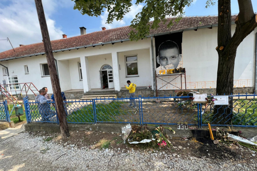 Oslikava se mural za Kristinu, Milana i Dalibora koje je Uroš upucao dok su sedeli na omiljenoj klupici u rodnom selu