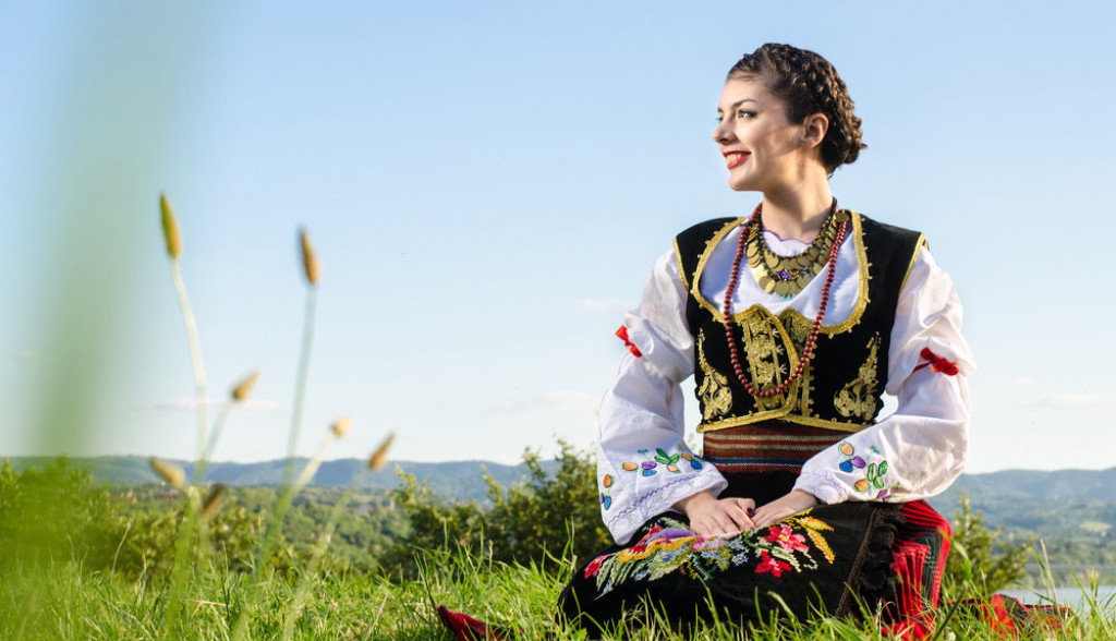Devojka u narodnoj nošnji