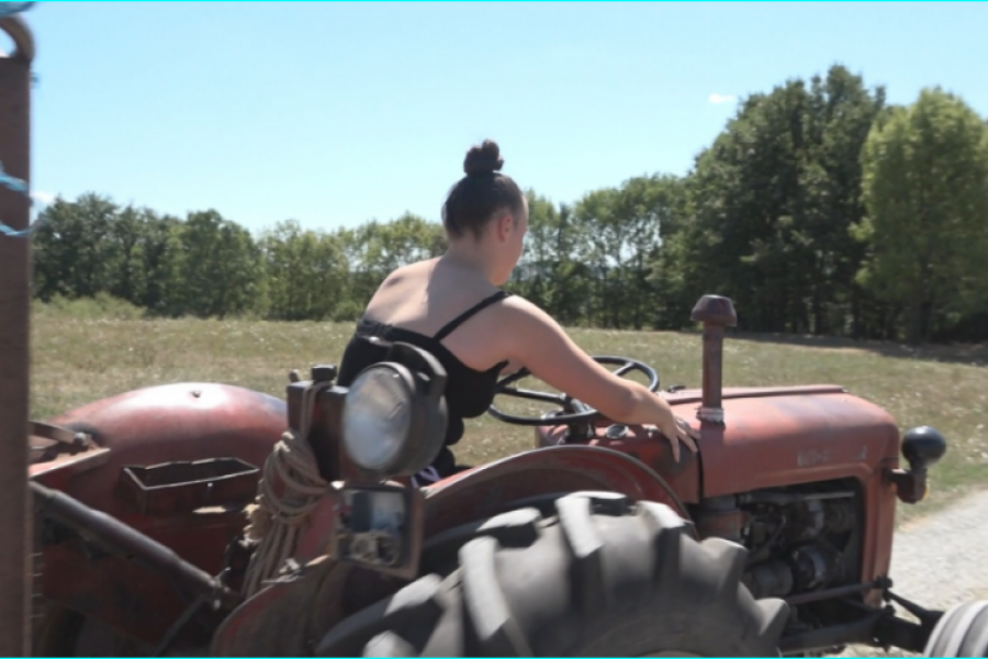 Žena na traktoru