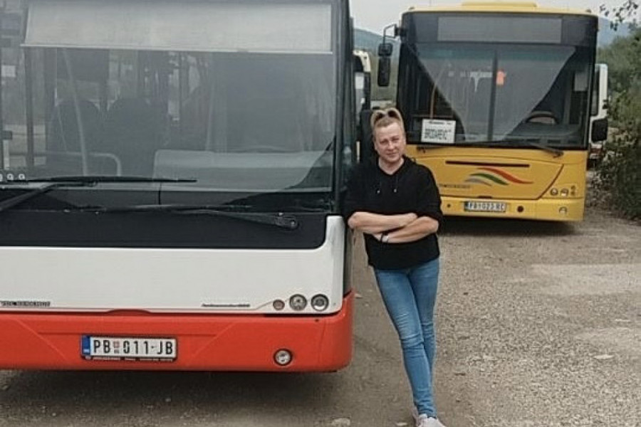 žena vozač autobusa
