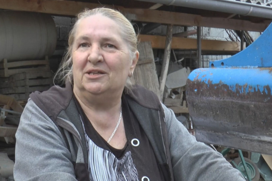 žena drvoseča