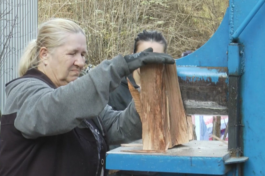 žena drvoseča