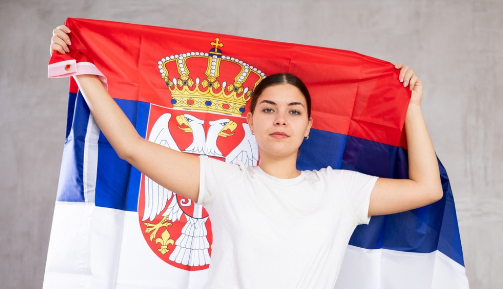 srpkinja sa zastavom